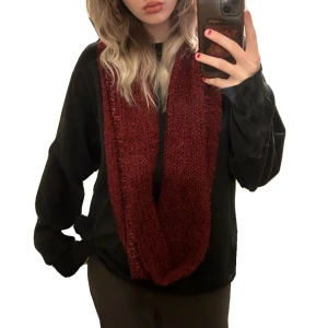 röd halsduk  - En superfin vinröd halsduk som har små glittertrådar i och är helt sluten. Kommer tyvär inte till använding då jag redan har massor av halsdukar. Kontakta om du är intresserad eller har övriga frågor❤️