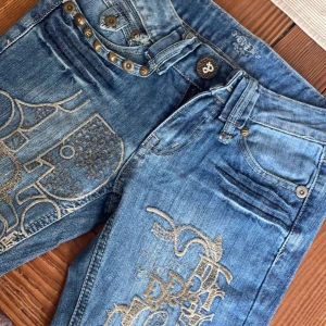 y2k jeans - Absolut finaste jeansen, om dom inte av alldellles för små för min grande kropp hade ja haft dom varje dag😫 kan mötas i sthlm x💕