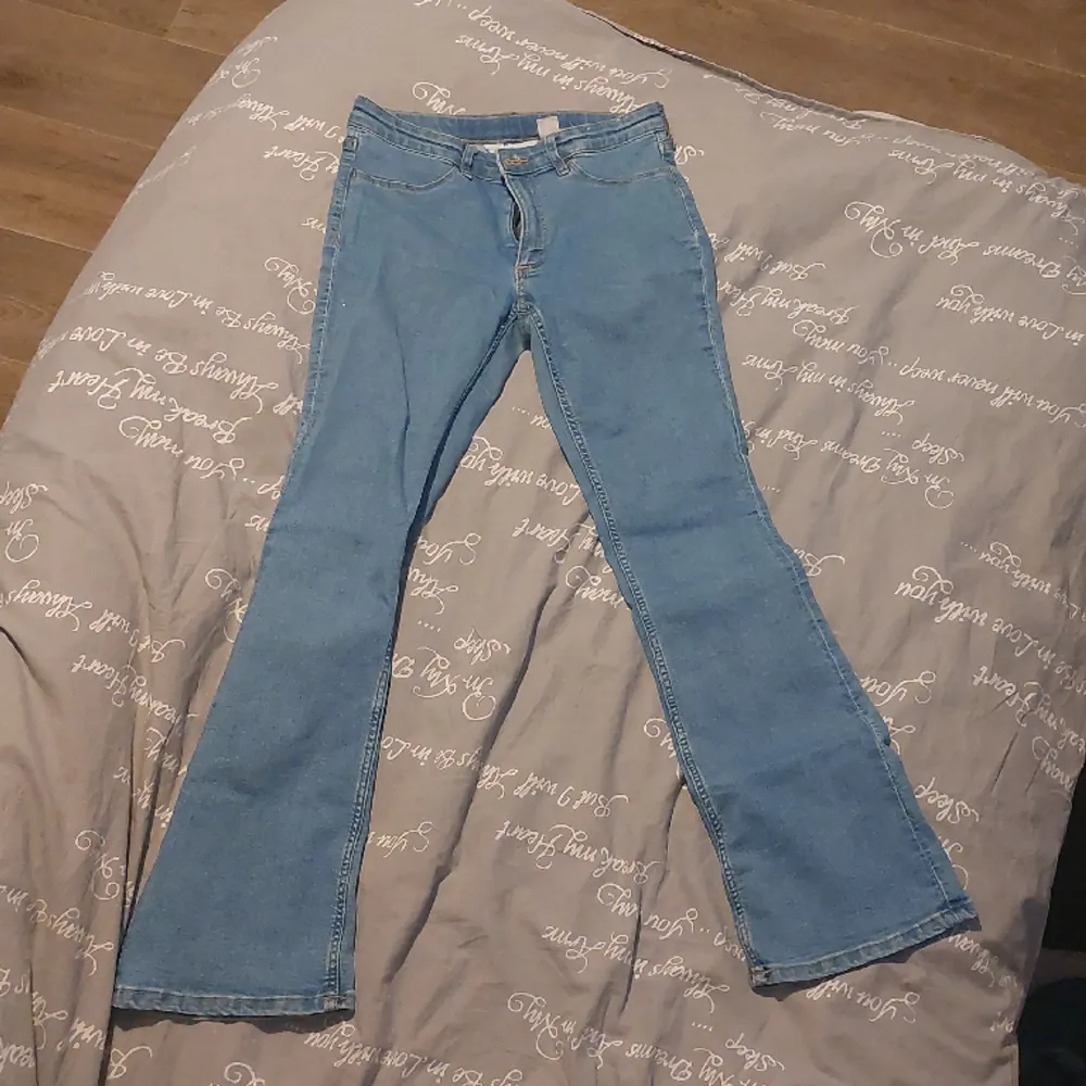 Dessa jeans är änvända få ggr, ingen prislapp eller kvitto är kvar. De sitter fint men är för korta för mig, jag är 157 cm lång och de slutar vid fotens slut.. Jeans & Byxor.
