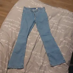 Dessa jeans är änvända få ggr, ingen prislapp eller kvitto är kvar. De sitter fint men är för korta för mig, jag är 157 cm lång och de slutar vid fotens slut.