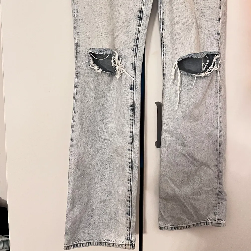 Säljer 2 par jeans. Båda är i bra skick. . Jeans & Byxor.