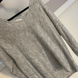 Grå stickad tröja - Perfekt om man vill ha den lite one shoulder 🩶
