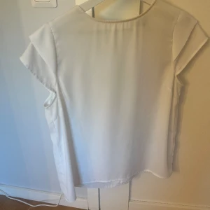 Kortärmad blus - Superfin kortärmad blus från Stockh lm som tyvärr inte kommer till användning. Endast använd ett fåtal gånger⭐️