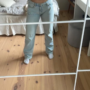 Gina Tricot Jeans - Ett par ljusa jeans från Gina tricot i strl 38. Dem är använda men i bra skick. Jag säljer dem då jag inte använder dem längre💖