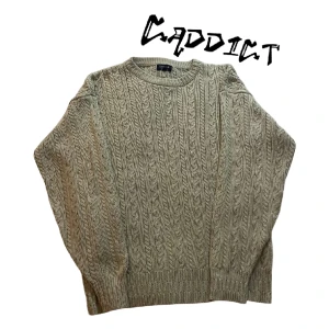 Stickad Tröja - - En ljus beige stickad tröja av märket Gant - Storleken Medium men passar som X-Large - Tveka inte att ställa frågor om plagget 