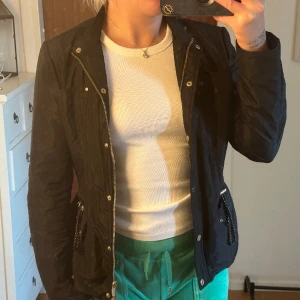 Armani jacka  - Vår/sommar jacka från Armani. Den är i storlek 42 men är som en 36 