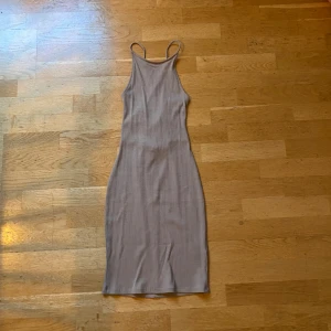 Klänning - Klänning med öppen rygg från H&M