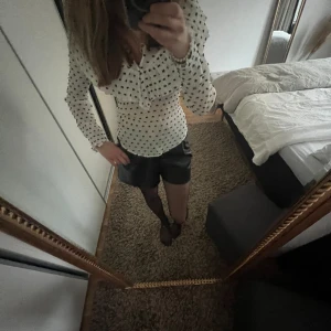 Jättesöt blus  - Jättefin blus som ökats är använd några gånger, inte genomskinlig enligt mig, fin att ha till våren!