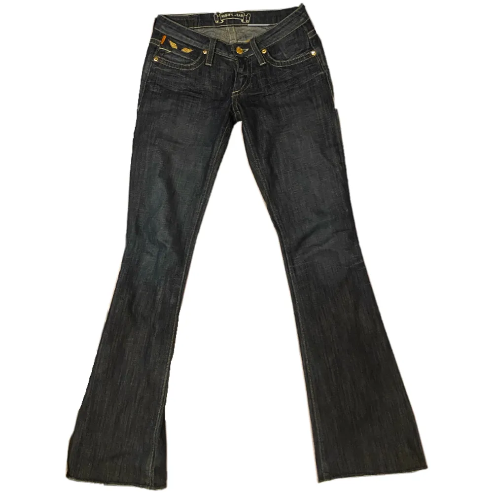 super söta lågmidjade bootcut jeans🤩lite krångel med dragkedjan men det är en lätt fix 🙏pris kan diskuteras vid snabb affär!!. Jeans & Byxor.