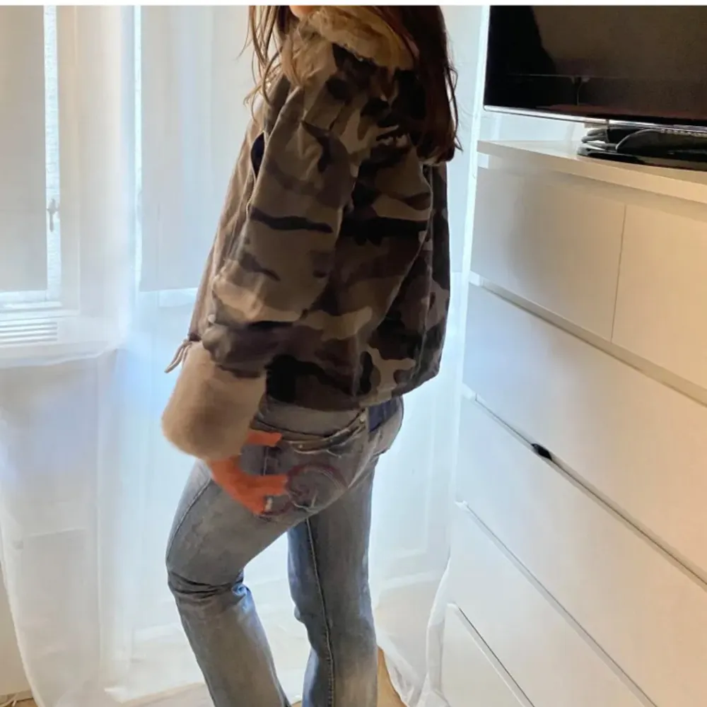 Säljer en av mina favorit jeans från Replay då dom tyvärr blivit för små i midjan…Dessa jeans är så himla snygga och går att styla till massa outfits. Älskar de rosa detaljerna där bak! 💓Storleken är: Waist 27 och length 34, jag är 165.. Farkut & Housut.