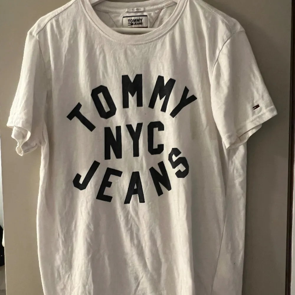 Super skön vit Tommy Jeans tröja. Jätteskönt material och lite oversized💗. T-shirts.