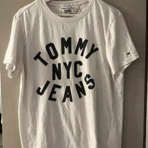 Tommy t-shirt  - Super skön vit Tommy Jeans tröja. Jätteskönt material och lite oversized💗