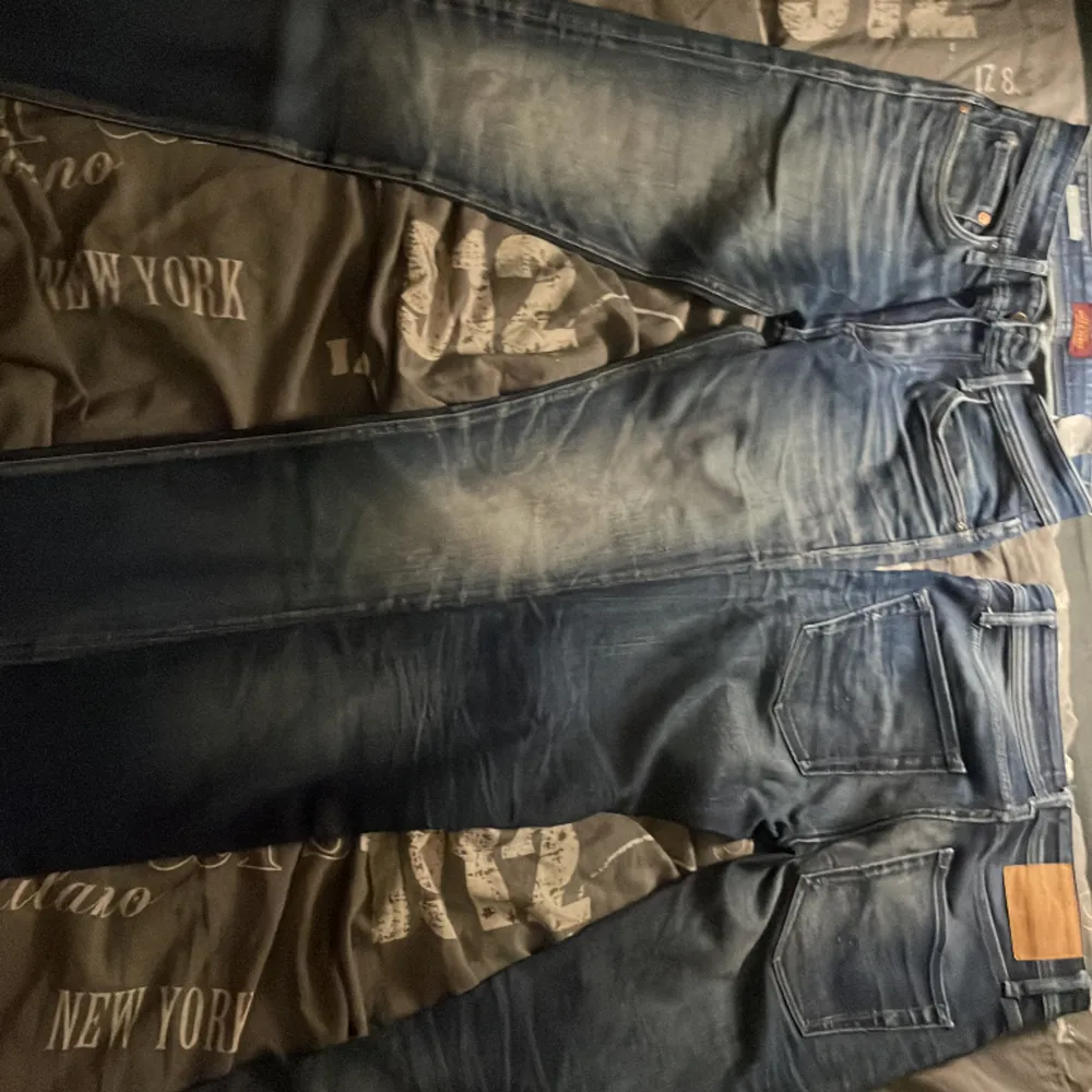 Säljer mina 2 st par Jack & Jones intelligence jeans då dem har blivit för små för mig. Ny pris på dessa är 750 kr per par och jag säljer båda för 1000, jeansen är i ett välldigt bra skick. Byxorna är i storlek W28 L32, och W29 L32. Dm för mer bilder. Jeans & Byxor.