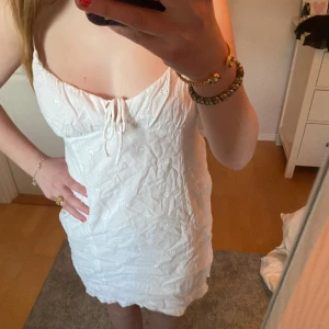 Stradivarius sommarklänning - Använd fåtal gånger skriv för fler bilder💕det är blommor på klänningen skriv för närmare bild på tyget