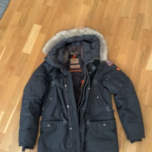 Pjs right hand jacka ÄKTA  - Säljer en ÄKTA pjs right hand jacka storlek S då den är för liten för mig. Pricetag finns den är köpt från NK Har inte hittat kvittot än 