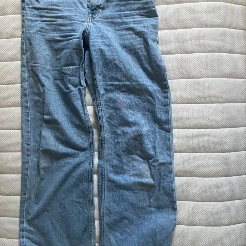 Baggy jeans storlek 36/ medium. Sitter jättefint men har dock en liten färg fläck på benet men inget man tänker på direkt. . Jeans & Byxor.
