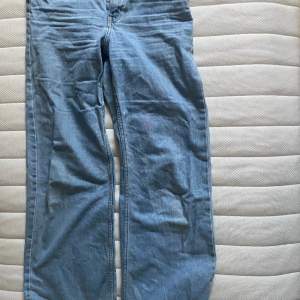 Baggy jeans storlek 36/ medium. Sitter jättefint men har dock en liten färg fläck på benet men inget man tänker på direkt. 