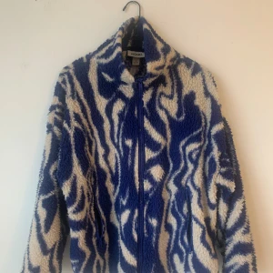 Fleecejacka monki - Snygg och mysig fleecejacka från monki strl M.   Använd men i fint skick!   Säljer den då blått inte riktigt är min färg. 
