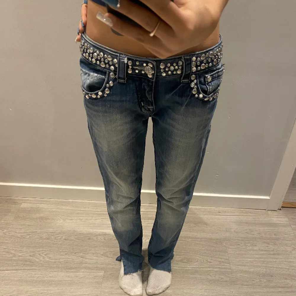 Säljer mina miss me jeans med massa rhinestones på. 💋 Passar folk som har storlek s/xs. Nypris ungefär 1100. Jeans & Byxor.