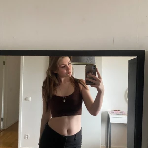 Brunt Linne - Brunt linne i sammet från Nelly i strl S men skulle säga att det är lite åt de mindre hållet då tyget inte är så stretchigt. Köparen står för frakten🩷 Pris kan diskuteras🩷