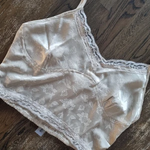 Topp från NA-KD i beige - En jättefin topp från NA-KD som tyvärr blev för stor. Storlek 42 🌸 Endast provad