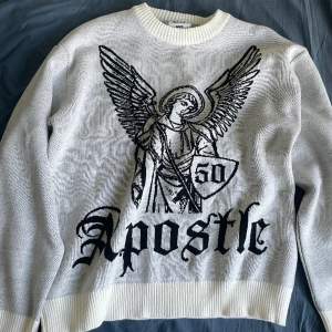 Skön knitted sweatshirt från 50 Archives första egna drop. Intressekoll, inte säker på att jag vill sälja därmed höga priset