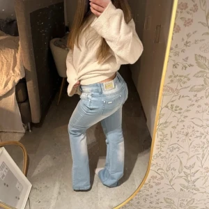 Lågmidjade jeans - Säljer dessa jätte snygga jeans för att de tyvärr är lite för korta enligt mig (är 177). De är i ett jätte bra skick! Säljer och fraktar så fort jag kan💕💕
