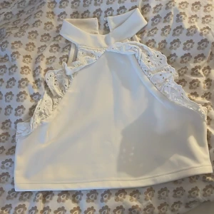 Blus linne - Nyskick blus med volanger