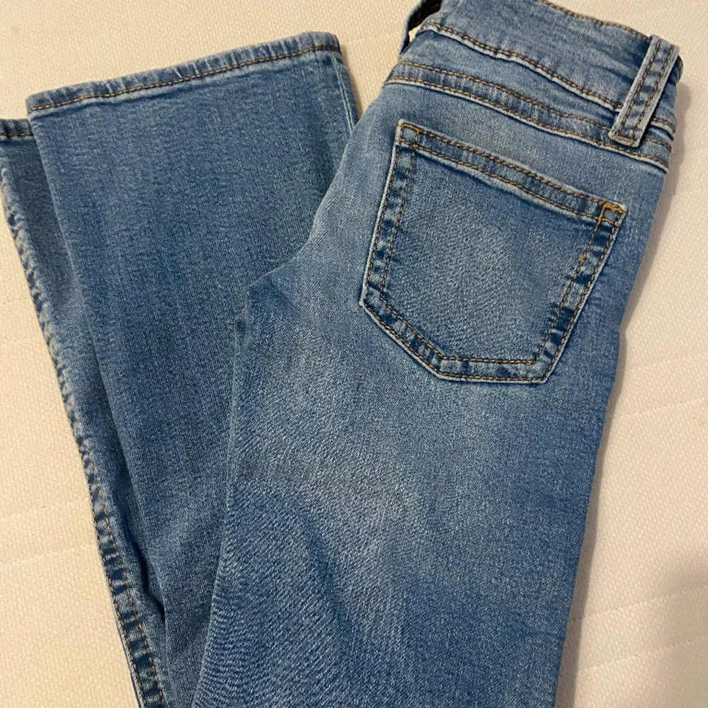 Lågmidjade jeans, aldrig använda alltså i nyskick, storlek 152 till barn. Väldigt fina och går att dra åt vid midjan! . Jeans & Byxor.