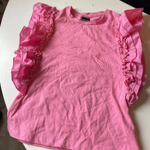 Sommar t-shirt💕 - Denna t-shirten är i färg råsa men volang armar i stolek XS/34 i bra sick💕 säljer då den ej kommer till användning och priset kan diskuteras vid snabba affärer💕