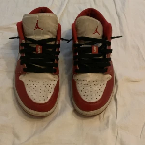 Jordens 1 - Säljer dom här Jordan 1s, rätt så användna o slitna därför ett billigt pris  Strlk:42/43