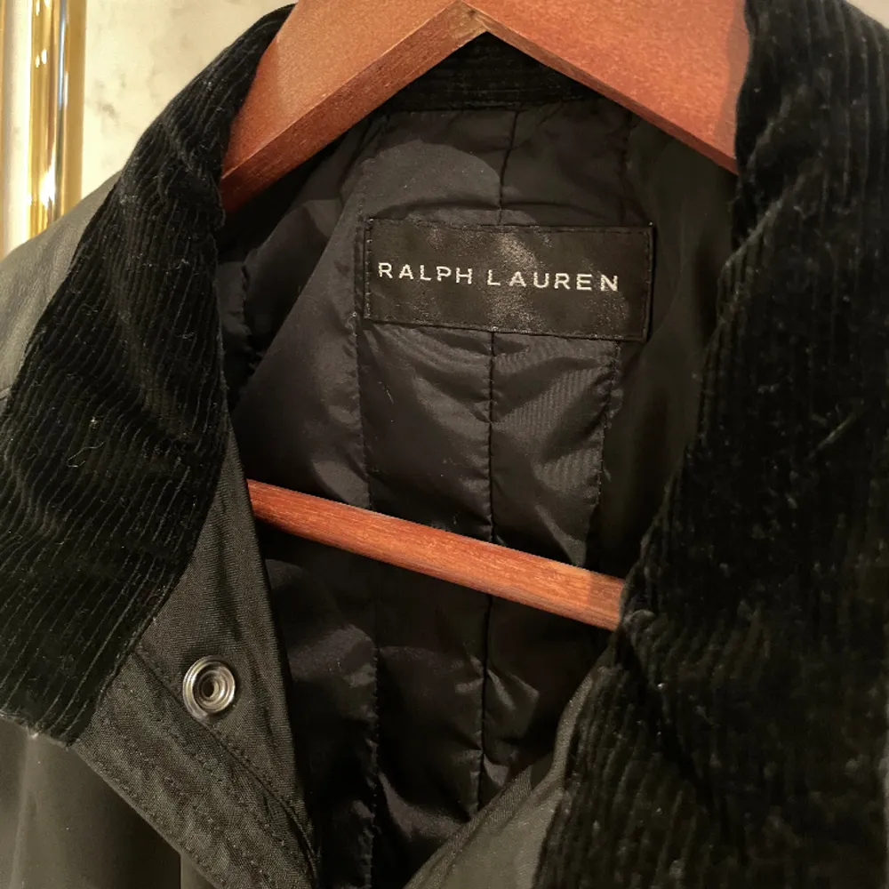 Svart Ralph Lauren väst i mycket gott skick. Hög kvalité. Köpt i butik för över 3000 kr.      Storlek: M      Tryck på ”Köp nu” för att köpa. Jackor.