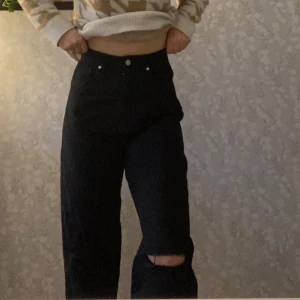 Svarta jeans med hål på knäna  - Svarta jeans ifrån hm med hål på knäna. Nästan aldrig använt. Säljer då dom aldrig används. 