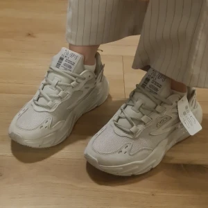 Fila Ray Tracer Evo Helt Nya 300:- - Helt nya endast provade hemma. Har lärt mig nu som har 37-38 att jag behöver 39 i dessa skor tyvärr. Dessa är alltså som 36-37 ish om man inte vill få ont. Små i storlek. (Har även ett annat par i 37,5 anvd utanför huset 1 gng fick så ont)