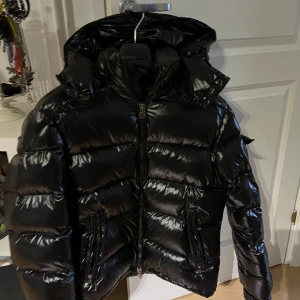 Moncler Maya - Använd bara denna vinter. Den är i väldigt bra skick 8/10 Kom privat med mer frågor!