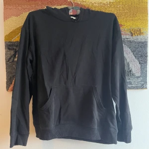 Svart hoodie - Svart hoodie speciell sliten luva, snygg passform, funkar till allt