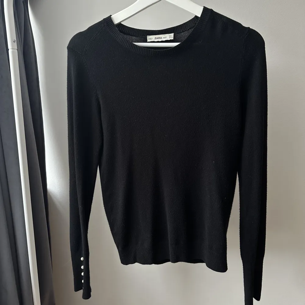 Svart basic tröja från Zara med pärlor på ärmarna🤍 nyskick! skriv privat om ni vill ha bild på! . Tröjor & Koftor.