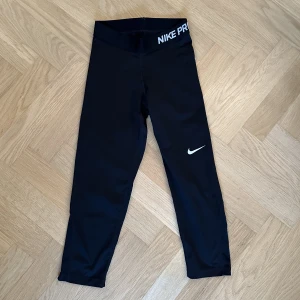 NikePro träningstights  - Trekvartslånga träningstights från Nike!🖤skriv privat om ni vill ha bild på! 