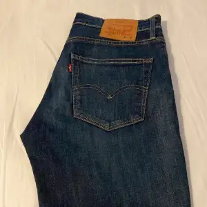 Fina jeans från Levis i storlek W32 L32 Använda men fungerar fortfarande super.