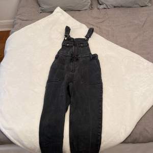 Säljer dessa jättefina hängselbyxor från & Other Stories 🤍 Aldrig använt. I jeans 👌🏼