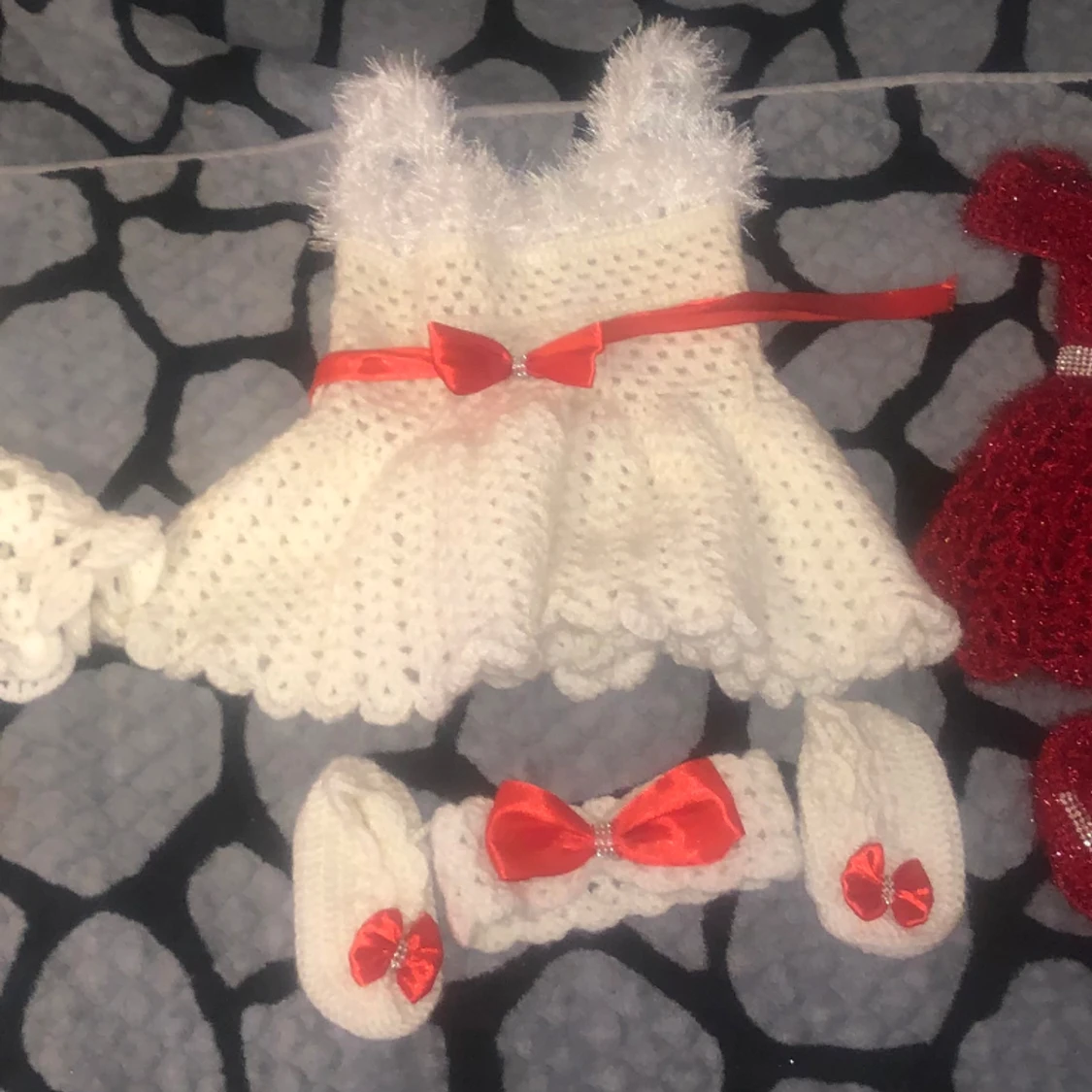 Stickade barn klänningar och stickade barn tröjor.