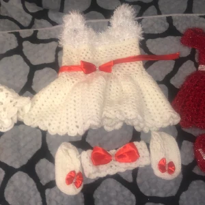 Stickade barn klänningar och stickade barn tröjor. - Hej jag säljer mina stickade barn klänningar och stickade barn tröjor dom är helt nya och är inte använt så mycket alls på grund av att dom passar inte min dotter längre.