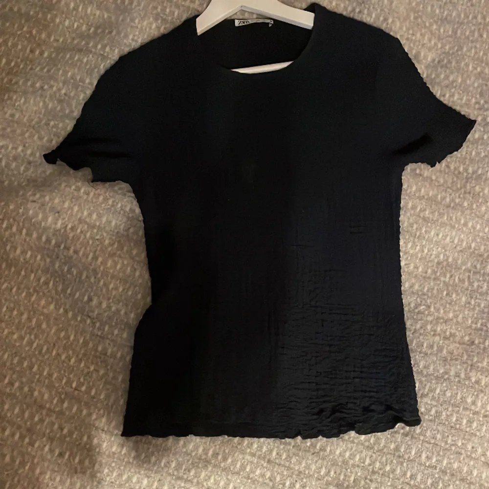 Jättefin och välanvänd ribbad kortärmad tröja från Zara! Perfekt nu till sommaren!!💗☀️ Inga defekter!❤️ (Kan sänka priset vid snabb affär) . Blusar.
