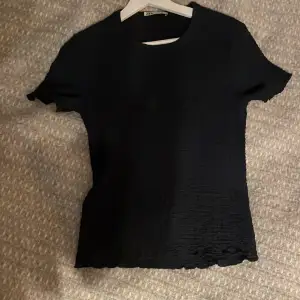 Jättefin och välanvänd ribbad kortärmad tröja från Zara! Perfekt nu till sommaren!!💗☀️ Inga defekter!❤️ (Kan sänka priset vid snabb affär) 