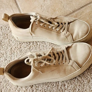 Vagabond läder sneakers beiga stl 40 - Snygga sneakers från Vagabond i läder. Stl 40. Använd få tillfällen och går säkert att snygga upp.