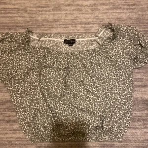 Grön blommig tröja  - Storlek 146-152  Fin på sommaren när man ska till stranden 