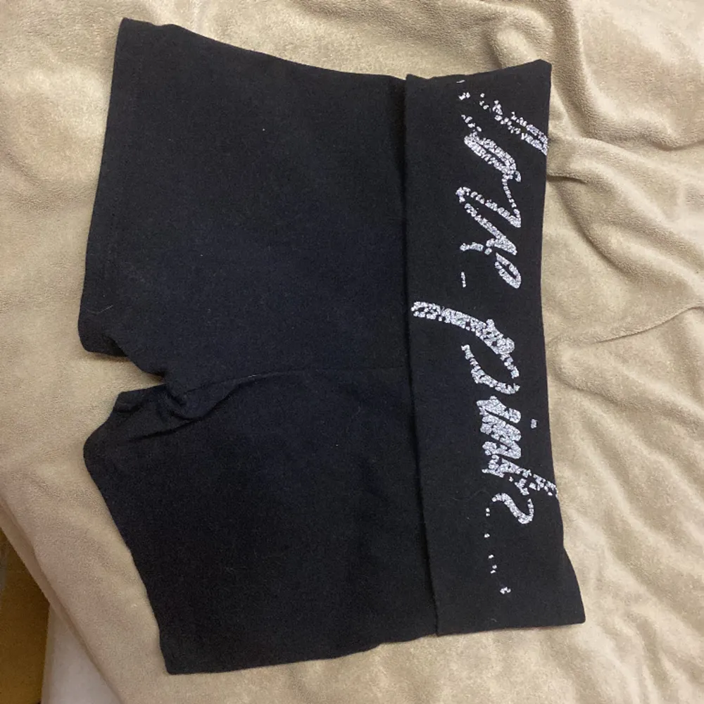 Supersöta foldover shorts med print på baksidan, från pink yoga i storlek XS, säljer pga dem är för små. Texten släppte lite i tvätten ☺️. Shorts.