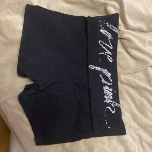 Supersöta foldover shorts med print på baksidan, från pink yoga i storlek XS, säljer pga dem är för små. Texten släppte lite i tvätten ☺️