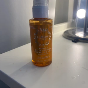glow spray - en full glowpray från lumene, lägger sig jättefint på t.ex sminket och ger ett fantastiskt glow, köpt för för 140 säljer för 50 men bara testad