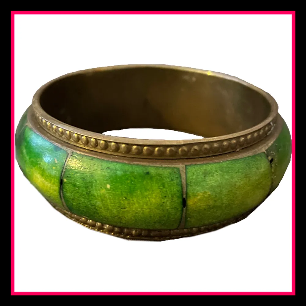 Jag säljer detta armband med den vackraste gröna färgen!💚 skriv jättegärna vid frågor eller fler bilder!💗. Accessoarer.